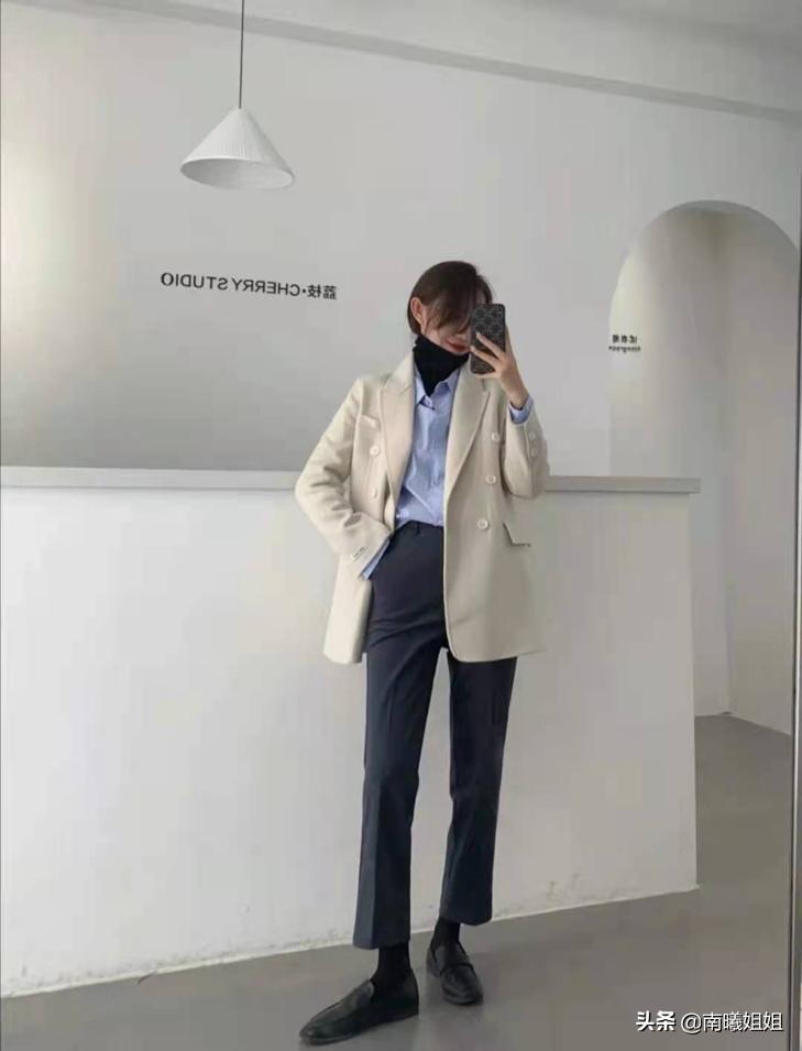 小黑西装怎样搭配好看,五十岁女人穿小黑西装怎样搭配