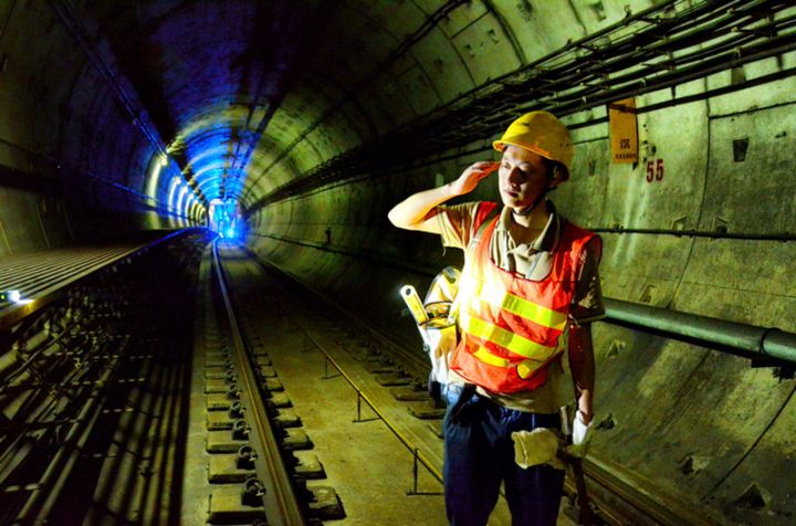 地铁站务员辛苦吗,地铁日检工的辛苦