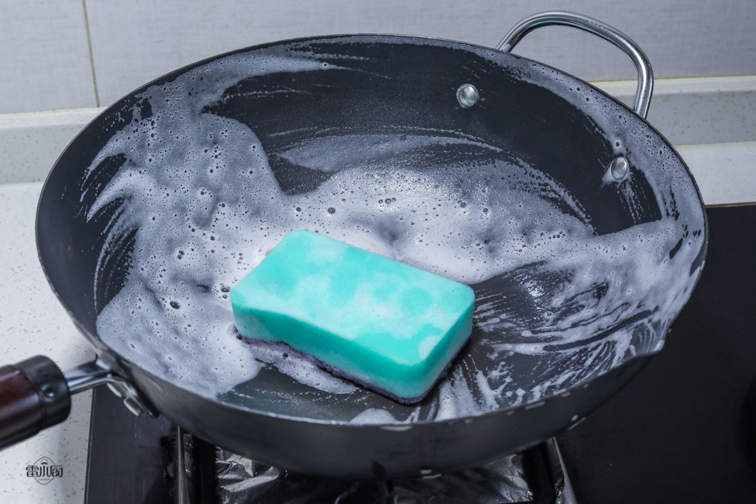 铁锅怎么开锅不粘锅最简单方法,铁锅怎么开锅才能不粘锅不生锈