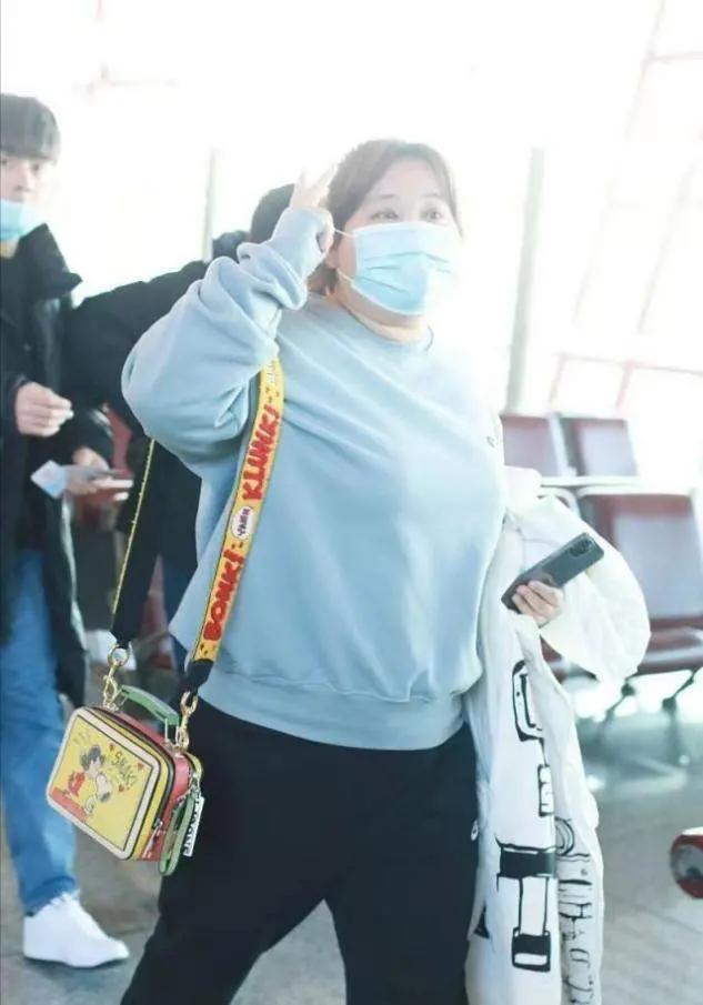 贾玲不仅有才更会穿，体重200斤仍穿出时尚感，自信大方又减龄