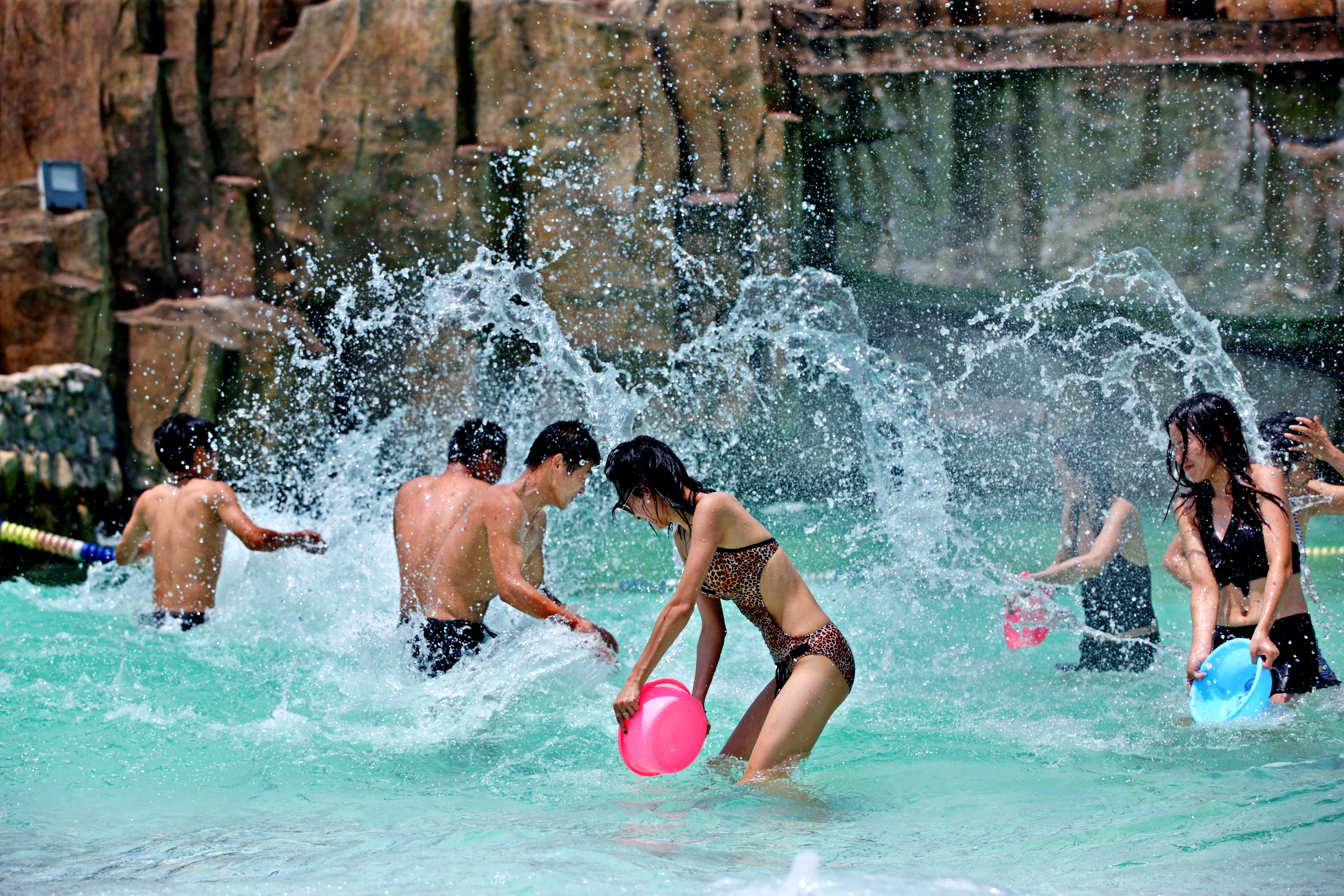 嘉鱼山湖温泉好还是三里畈温泉好,嘉鱼山湖温泉夏天可以去吗