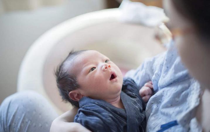 剖腹产和顺生胎儿有什么区别,剖腹产跟顺产孩子智商有区别吗