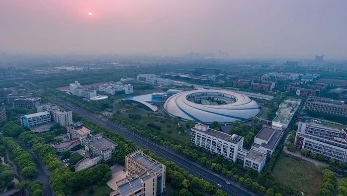 上海张江活力四射,在朝气蓬勃的校园里