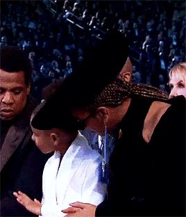 5岁脱单，7岁护肤，这只是星二代们的日常“烧钱”操作？