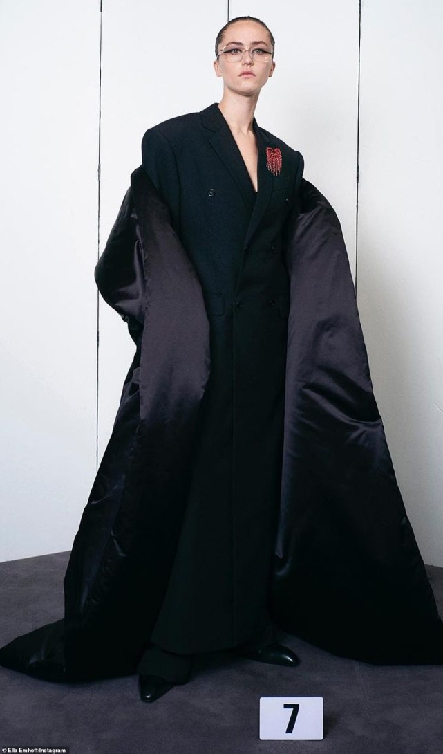 美副总统22岁继女看秀，看着普通却是签约模特，男友穿JK制服陪伴