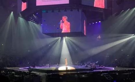 2年3位好友自杀！IU演唱途中获知具荷拉死讯，疑受打击唱不下去