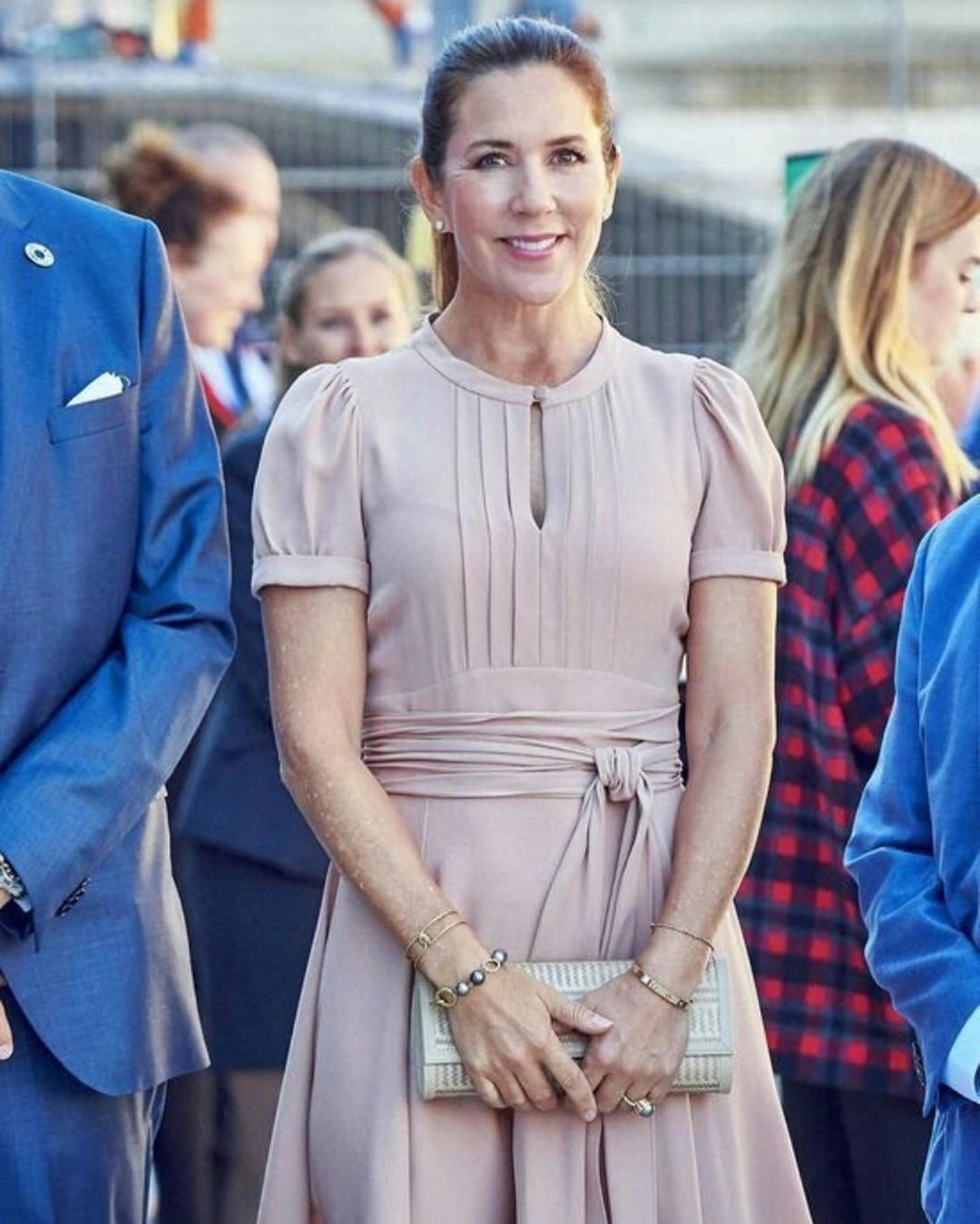 丹麦王储妃出席活动,丹麦王储妃粉裙