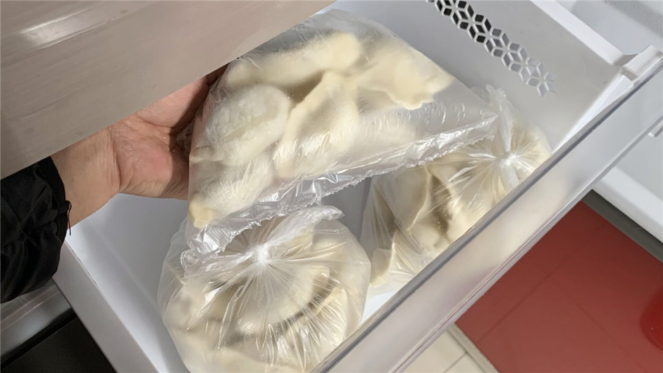 速冻饺子是冷水下锅还是开水下锅,冻饺子怎么煮才不会破皮