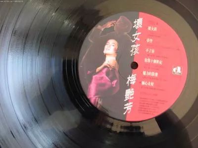 1994红磡摇滚之夜曲目,香港乐坛哪一首歌轰动歌坛