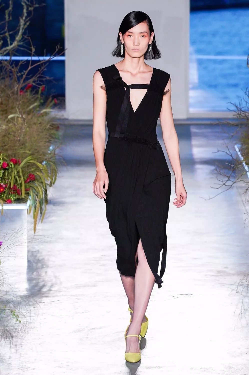 刘雯暌违国际秀场三年重返时装,刘雯暌违国际秀场三年重返时装周