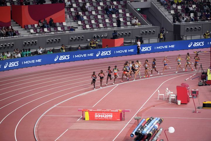 田径场跑步顺时针还是逆时针,田径场跑圈为何逆时针