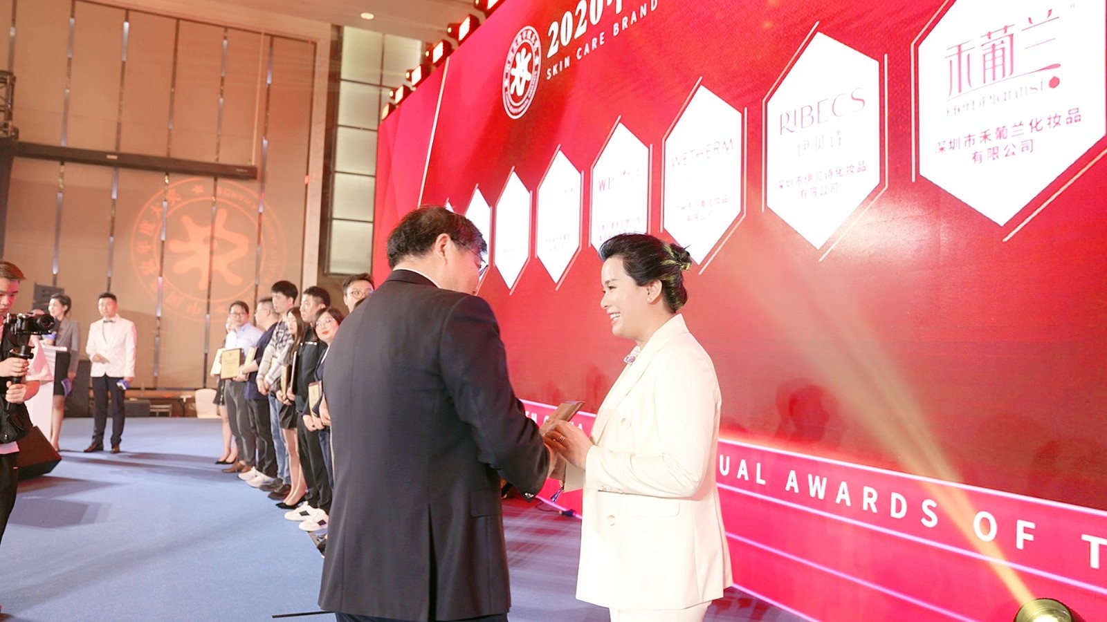 朵拉朵尚斩获2021中国美妆年度大奖“年度护肤品牌”