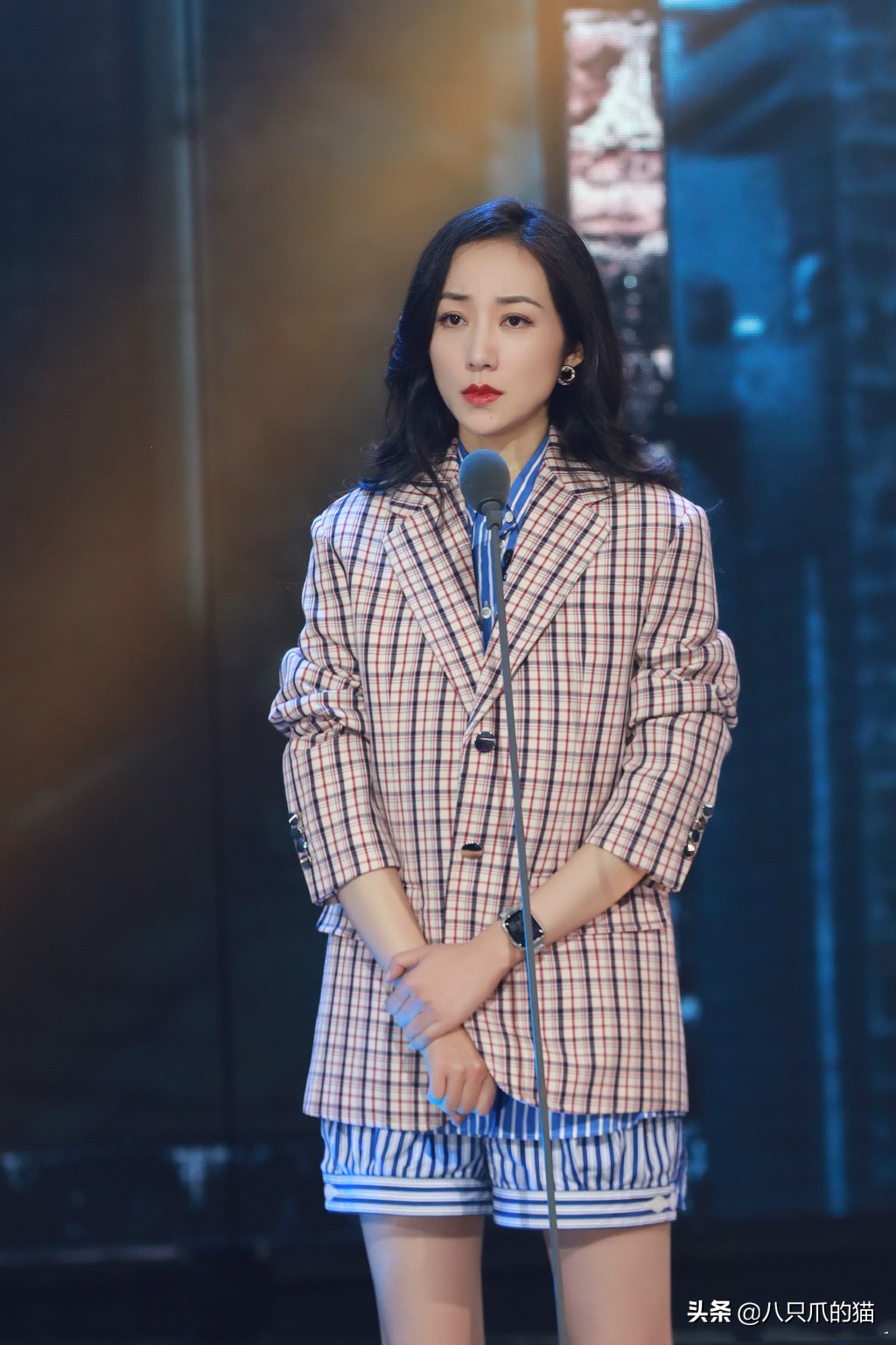 韩雪短裙子机场,韩雪机场穿短裤跷二郎腿