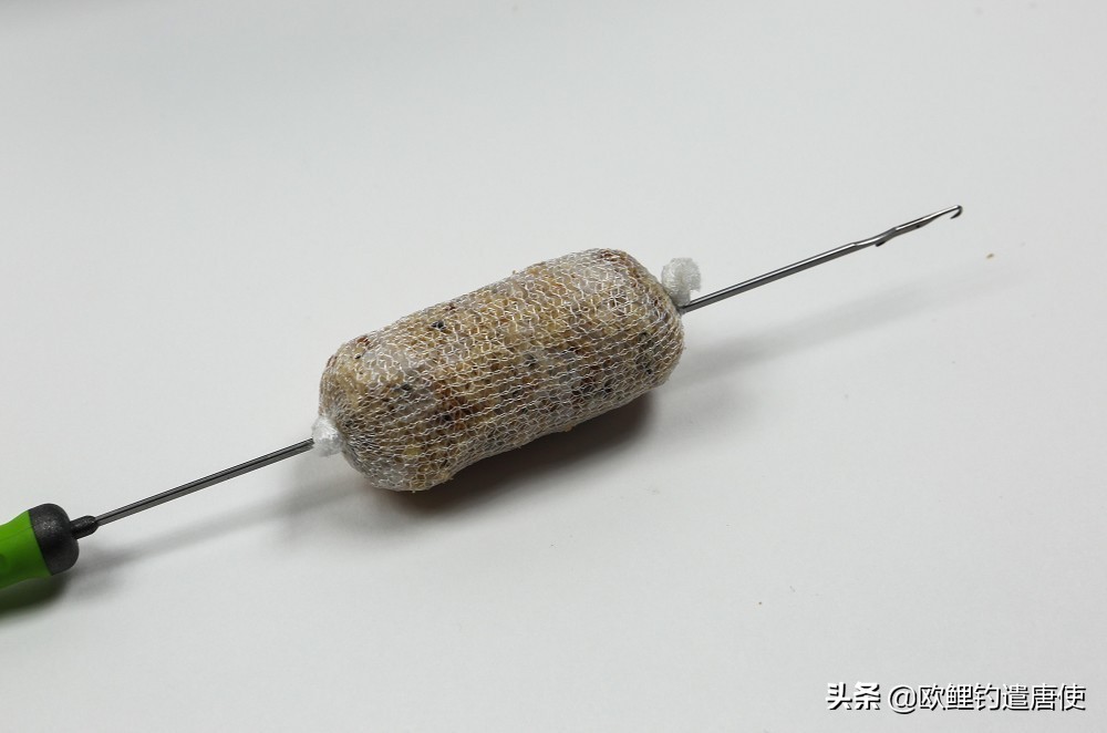 外国人钓鱼打窝技巧,老外用超大饵钓鱼