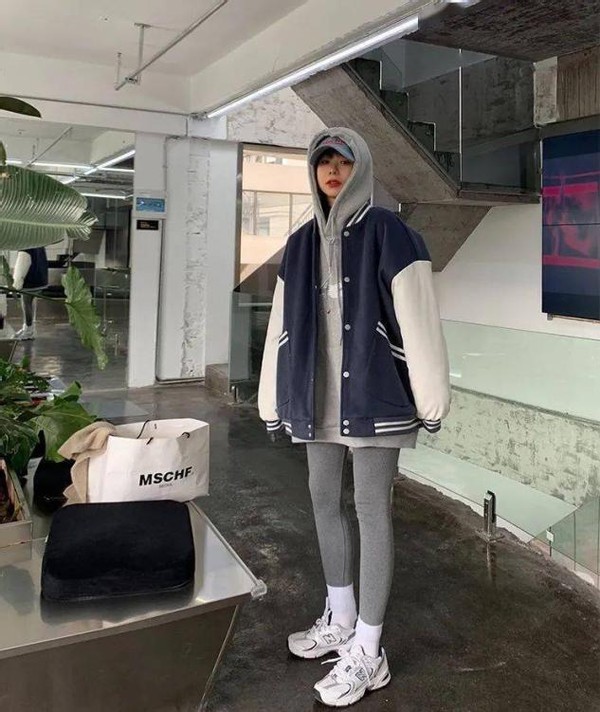 非常流行的鲨鱼裤穿法,鲨鱼裤搭配什么样子的老爹鞋