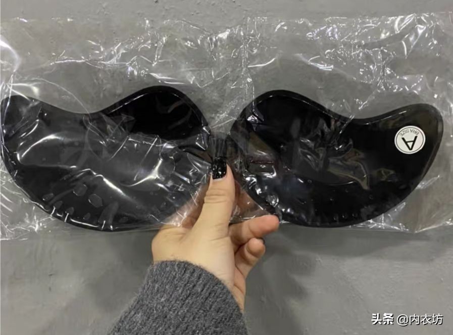 胸贴的隐形肩带只有两条怎么弄,胸贴的透明肩带怎么往上扣