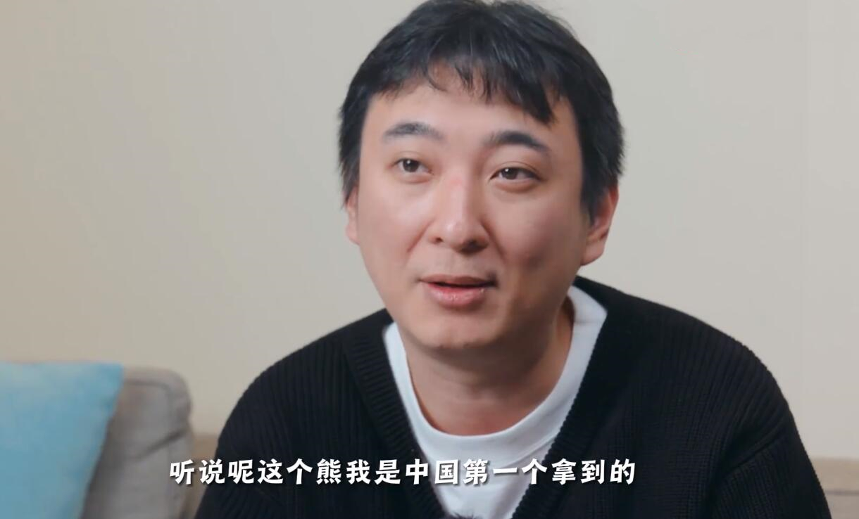 王思聪开箱LOL手办，重温自己ADC身份，成为中国第一个拿到的玩家