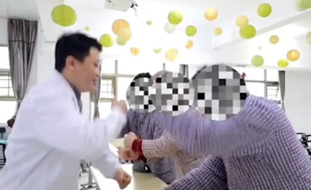 湖南郴州：医生给精神病患者跳猩猩舞，网友：患者把医生治好了
