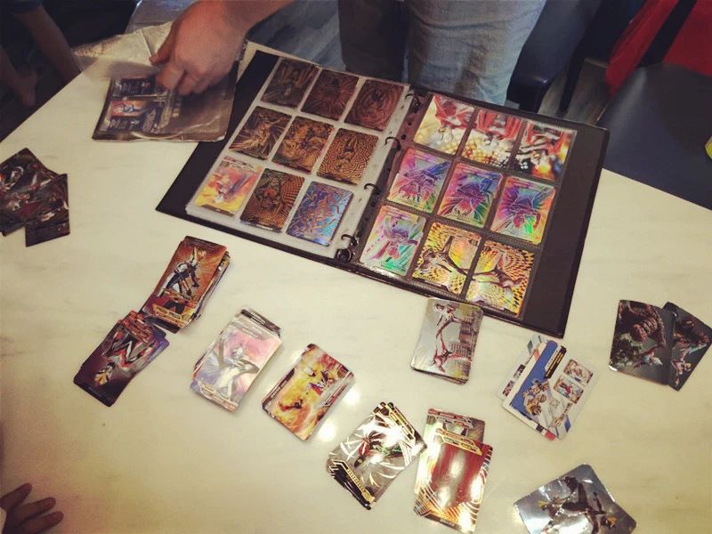 奥特曼卡片是雷霆还是黑钻版,奥特曼卡片到底要不要买呢