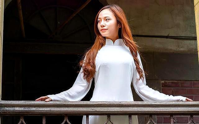 越南街头吸引女游客,与越南一河之隔的边界