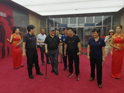 中国足球老运动员们踢友谊赛,中国足球球迷助威