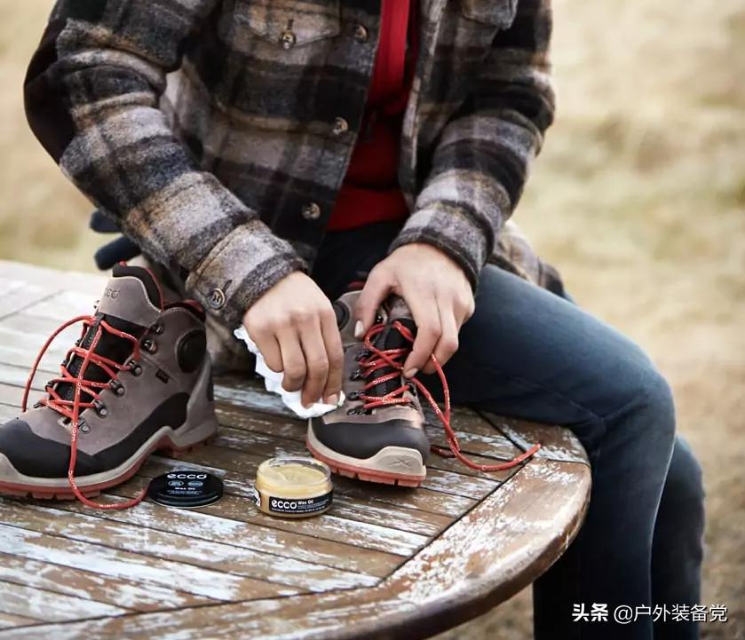 沙漠靴的正确清洗方式,登山靴脏了怎么清洗