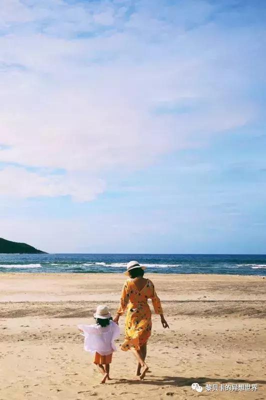 她们穿的连衣裙,她们穿的花裙子