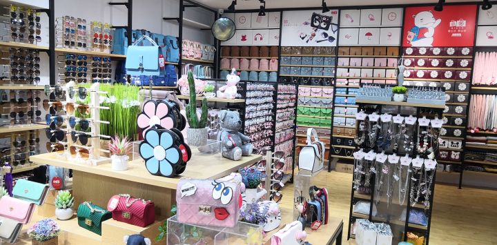 在商场开品牌服装店能赚钱吗,开个百货精品店前景如何