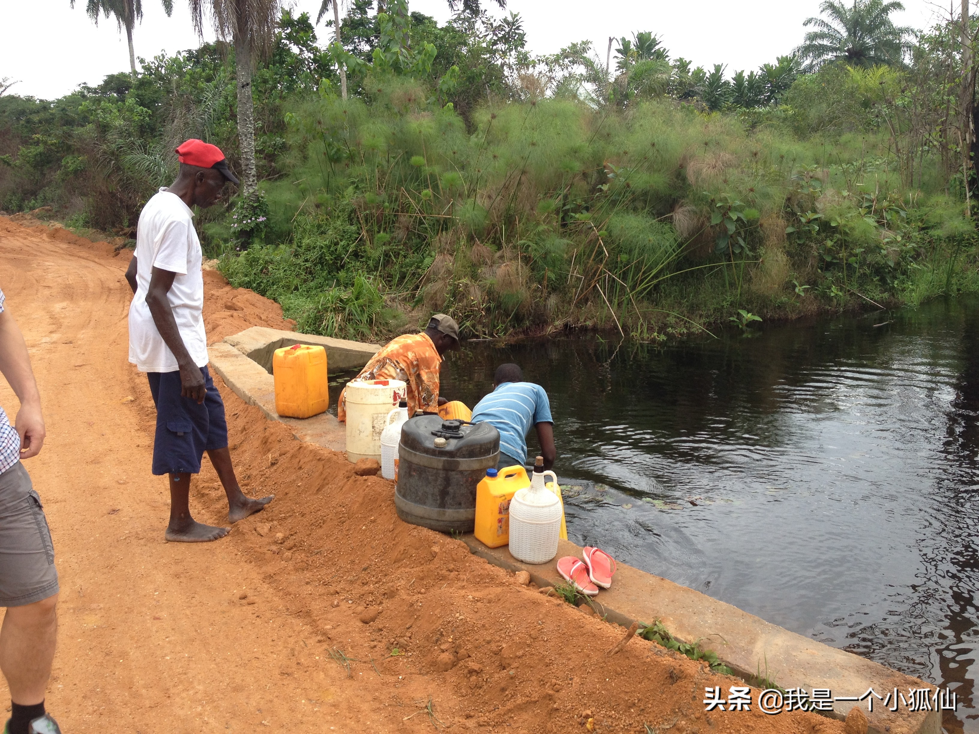 你知道安哥拉黑人用来装水的黄色桶，最初的用途是什么吗？