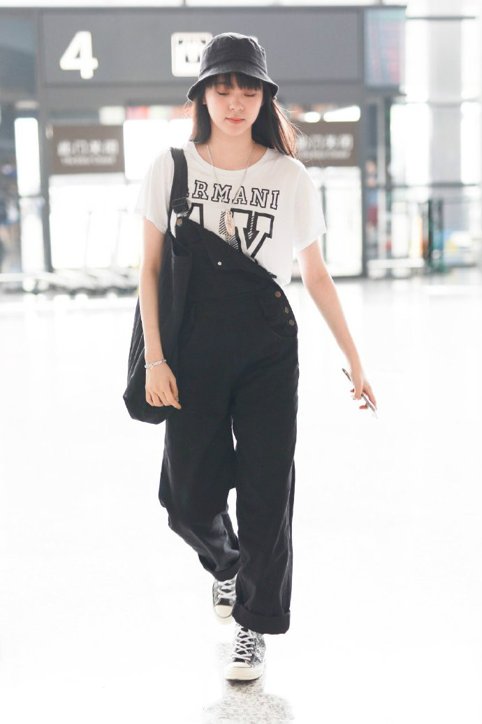 另一种蓝宋茜穿搭背带裤,背带裤一字领穿搭