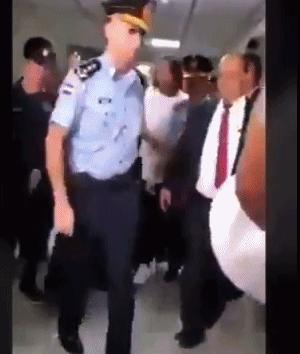 小罗因伪造护照被捕判几年,小罗被抓了视频