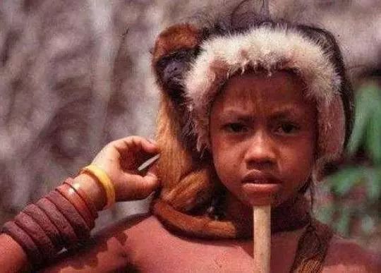 下巴上插木棍的原始部落,下巴插木棍的原始部落