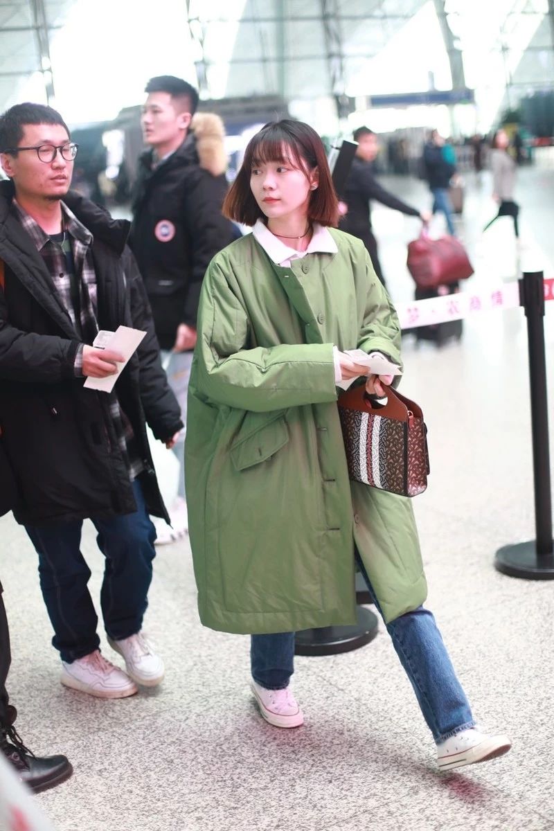 段奥娟蓝色羽绒服,段奥娟蓝色衣服