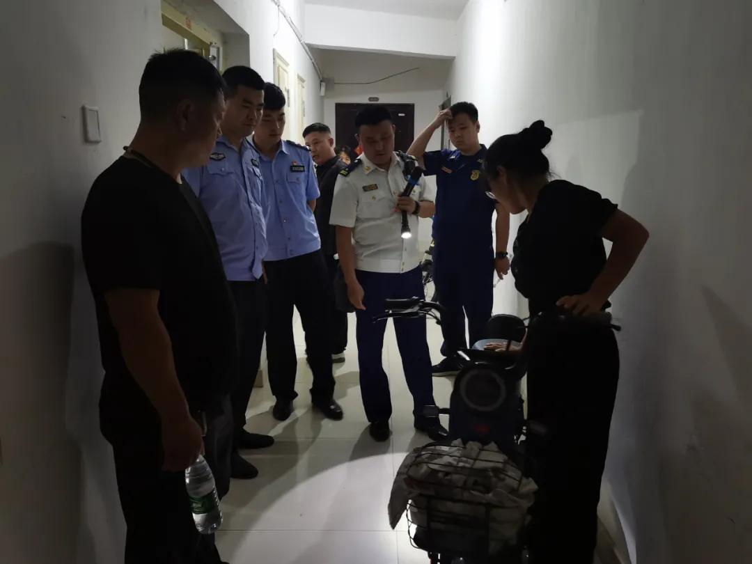 扫街式消防安全联合夜查,夜查行动守护消防安全