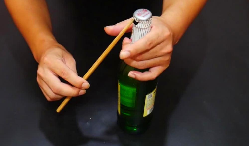 夏天来了,教你如何轻松打开啤酒盖,不用开瓶器也能轻松打开