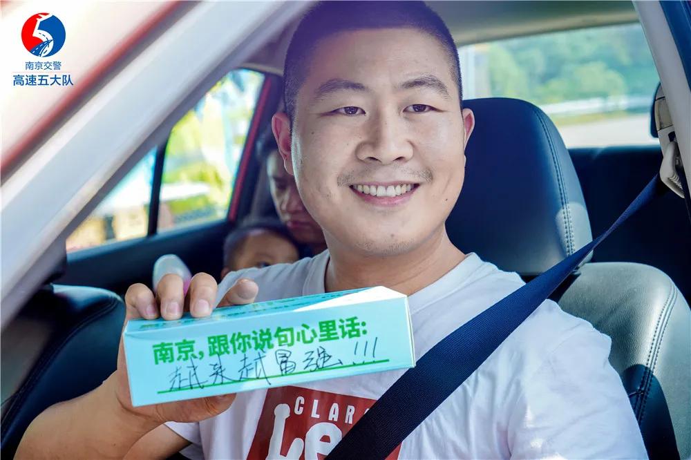 这个国庆节，上汽大众ID.家族用志愿红表达心中热爱