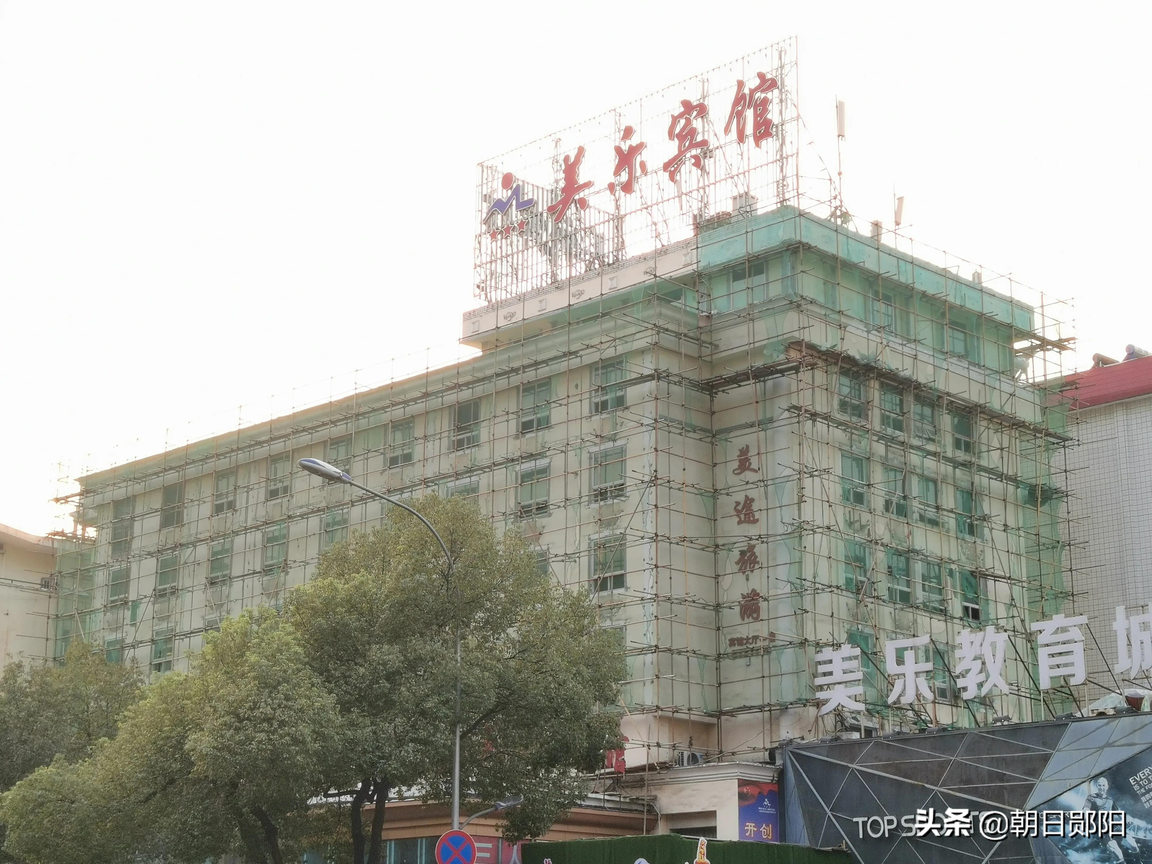 人民路上燕良酒店、美乐酒宾馆都在装修了