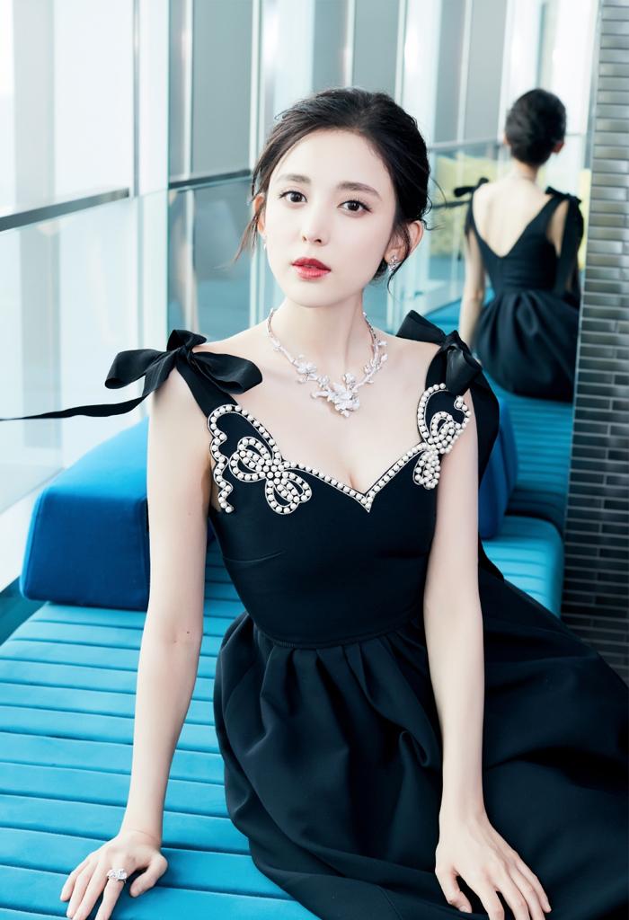 给你的衣服扎个“蝴蝶结”吧！气质甜美减龄，郑爽李沁也爱这么做