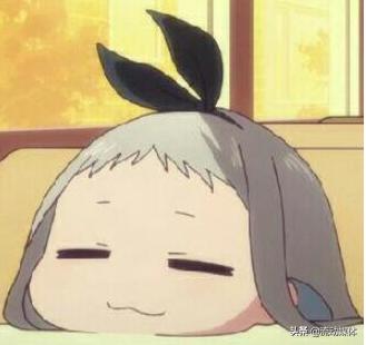 喜剧演员扮“超人”用手拦汽车，表演失败撞到踉跄丨趣观世界