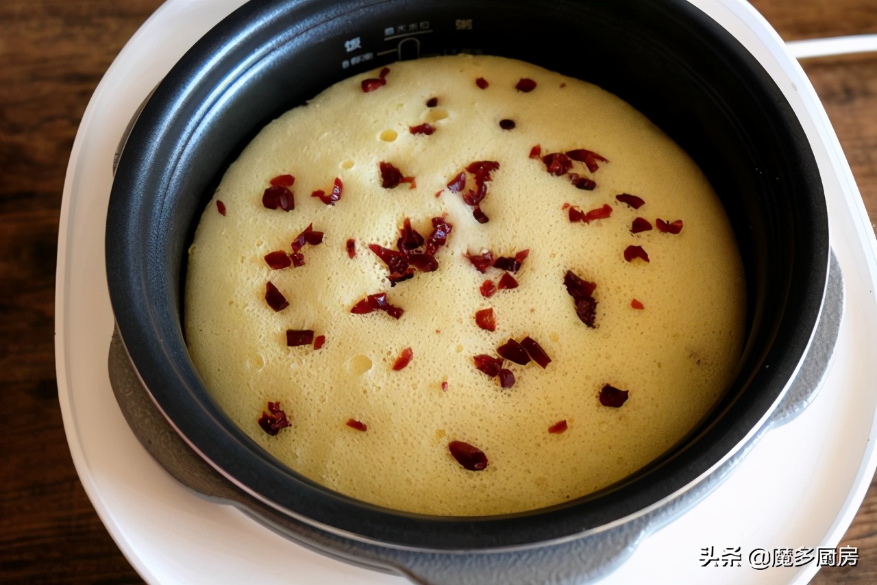 三个鸡蛋做蛋糕一杯面粉够不够,5个鸡蛋用几克蛋糕粉