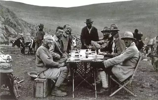 珠穆朗玛峰峰顶是属于哪个国家,珠穆朗玛峰峰顶现在是多少米