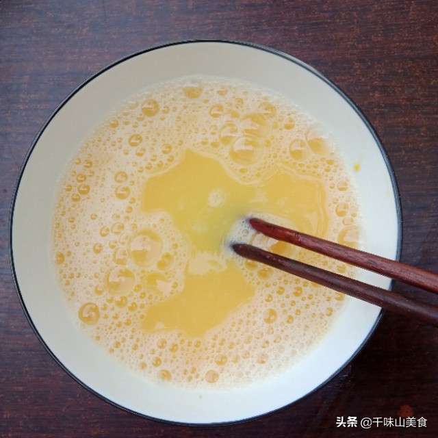 鸡蛋羹用这个方法蒸不老,冷水温水不重要,不腥,爽滑还没蜂窝