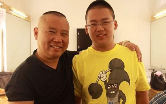 张默到底和房祖名什么关系,张默和房祖名有交流吗