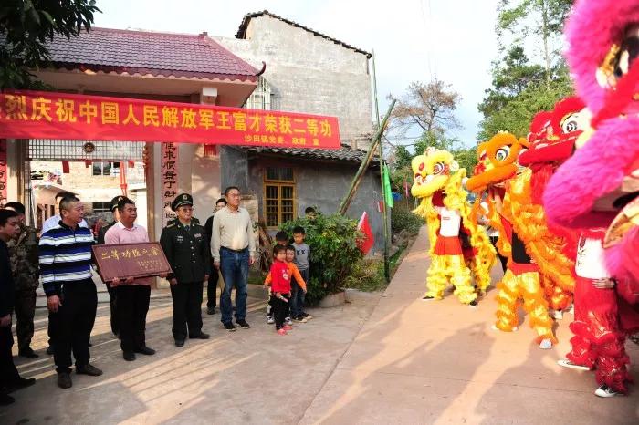 喜报我县两名现役军人荣获三等功,南陵县三等功现役军人送喜报