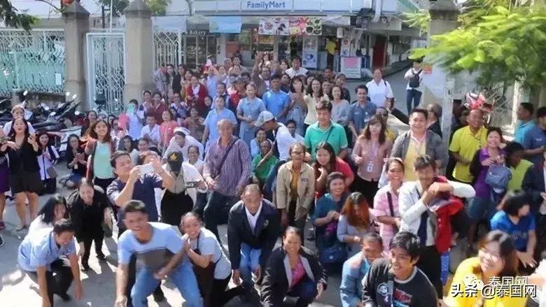 这名一生捐款60亿的高僧走了，曾救人无数，泰王也向他下跪……