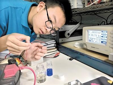 18岁发明万能充获奖被保送清华,18岁保送北大数学天才