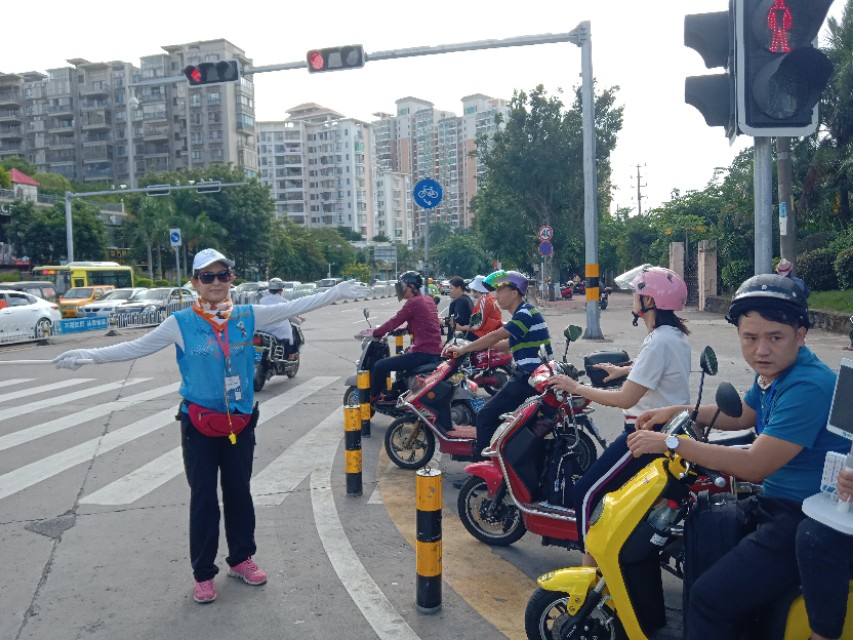 做交通协管员一天13个小时的酸甜苦辣