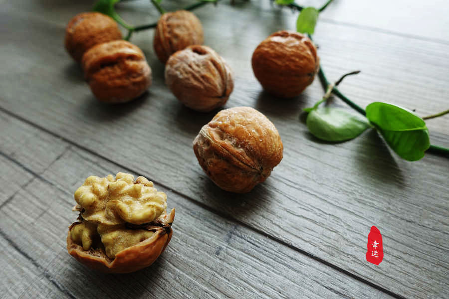 青皮核桃什么季节好吃,又是一年吃山核桃的季节