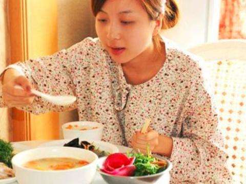 宝宝哭闹，蹬腿，脸通红？孩子发生肠胀气了，教你7招来应对