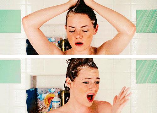 给干枯的身体洒水,给肌肤补充水分让皮肤放松